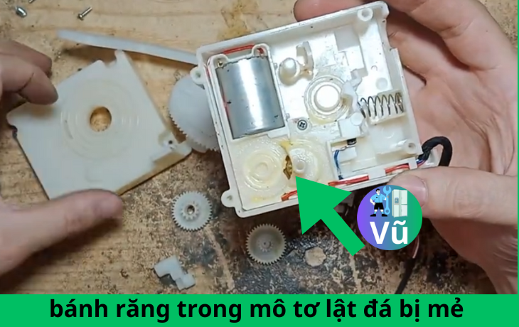 bánh răng trong mô tơ lật đá bị mẻ gây tiếng kêu